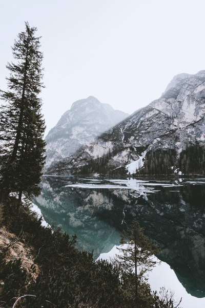 前面的湖和山